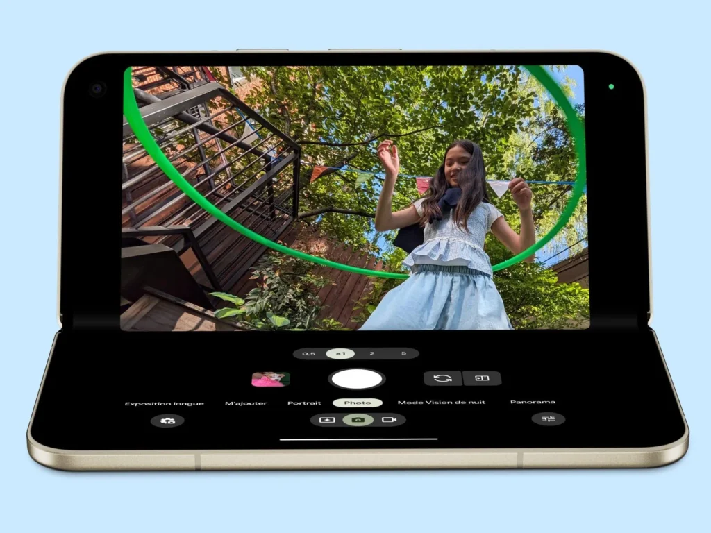 Le Google Pixel 11 Pro Fold à moitié plié, posé en mode table